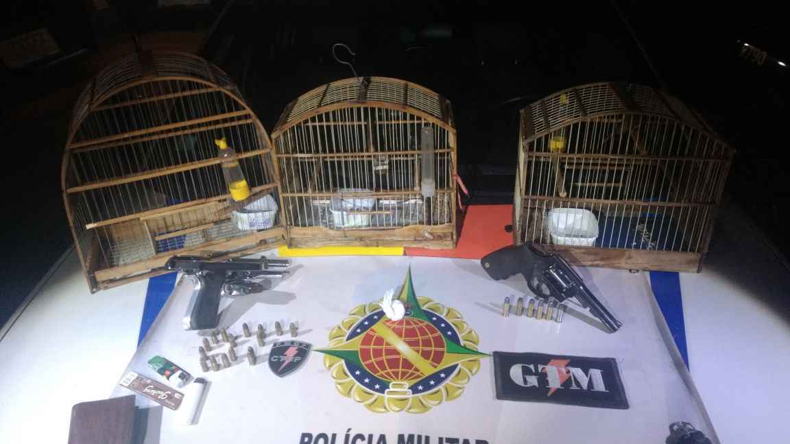 Gaiolas e armas encontradas no ponto de tráfico