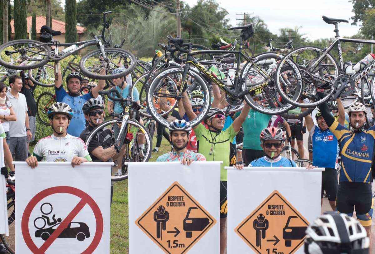 Ciclistas levaram faixas e placas com mensagens pedindo mais respeito no trânsito