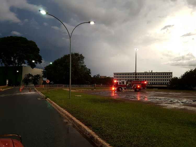 O Corpo de Bombeiros informou que a queda não deixou vítimas