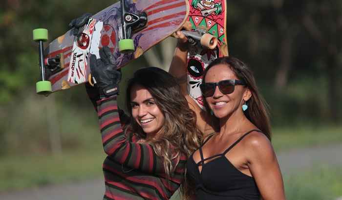 Larissa Sampaio, skatista, posa com a filha Luiza Sampaio