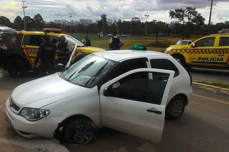 O trio teria roubado um carro em Taguatinga na intenção de matar um desafeto, no Recanto das Emas. O motorista perdeu o controle da direção e subiu na guia