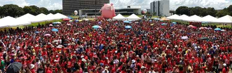 Os professores se reuniram em frente ao Buriti para a assembleia