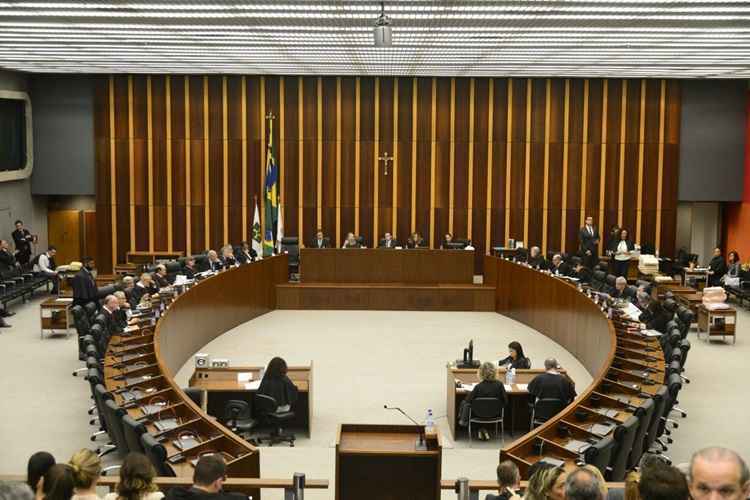 A investigação apura o envolvimento em um esquema de concessão de subsídios de emendas parlamentares em troca de propina