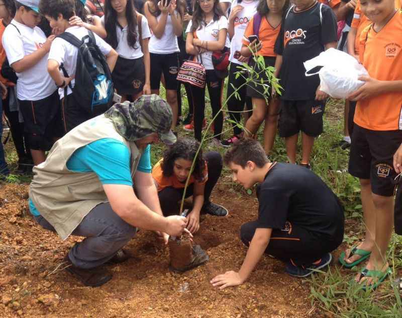 Durante as visitas guiadas no Dia Mundial das Árvores, os alunos plantam árvores no Zoo