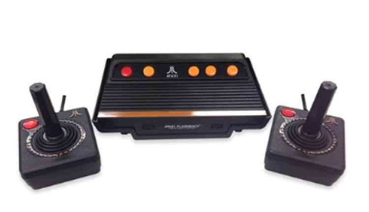 O novo videogame é extremamente fiel ao clássico dos anos 1980. Com 101 jogos e dois controles, ele tem preço sugerido de R$ 499