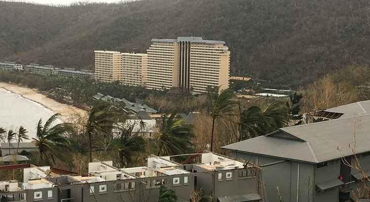 Dezenas de milhares de pessoas foram evacuadas de forma preventiva e algumas das ilhas mais turísticas na região da Grande Barreira de Coral foram atingidas