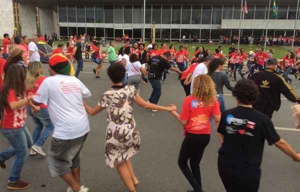 Grupo só decidiu finalizar o protesto após a garantia de que será recebido pelo governador do Distrito Federal, Rodrigo Rollemberg, amanhã, às 14h