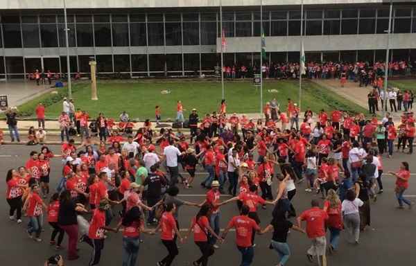 Grupo só decidiu finalizar o protesto após a garantia de que será recebido pelo governador do Distrito Federal, Rodrigo Rollemberg, amanhã, às 14h