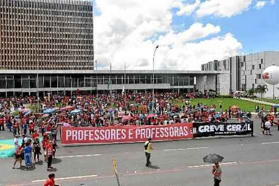 Depois da assembleia, docentes da rede pública bloquearam todas as faixas da via no sentido Rodoferroviária e foram contidos pela PM com spray de pimenta em tentativa de invasão