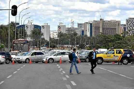 Categoria decidiu manter a paralisação mesmo após a Justiça considerar o movimento ilegal. Durante protesto, o Eixo Monumental ficou bloqueado e um grupo tentou invadir o Buriti. Governador exigiu a liberação do trânsito para receber os grevistas hoje