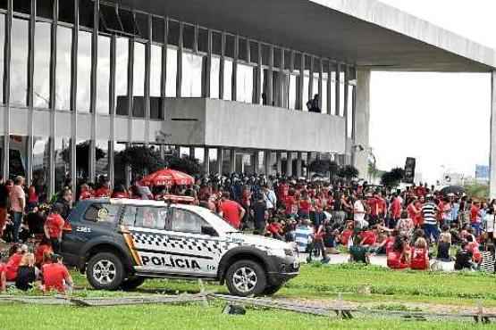 Categoria decidiu manter a paralisação mesmo após a Justiça considerar o movimento ilegal. Durante protesto, o Eixo Monumental ficou bloqueado e um grupo tentou invadir o Buriti. Governador exigiu a liberação do trânsito para receber os grevistas hoje