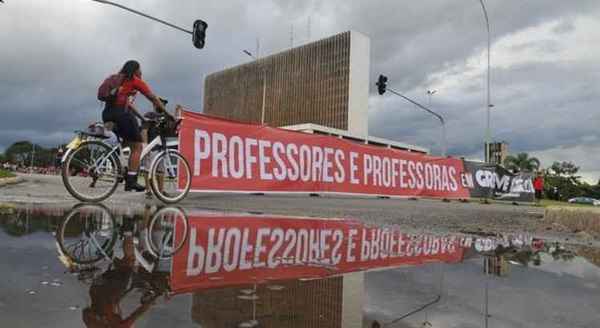 Professores em greve bloquearam o Eixo Monumental na última quarta (29)