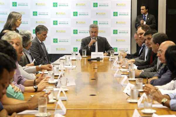 O governador Rodrigo Rollemberg liderou a reunião com representantes do Sindicato dos Professores no Distrito Federal