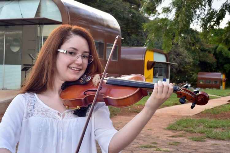 A aluna de violino Leiriane Pires aprova a nova sala:  