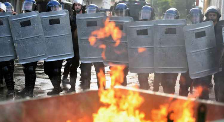 Congresso do Paraguai é incendiado após Senado aprovar reeleição