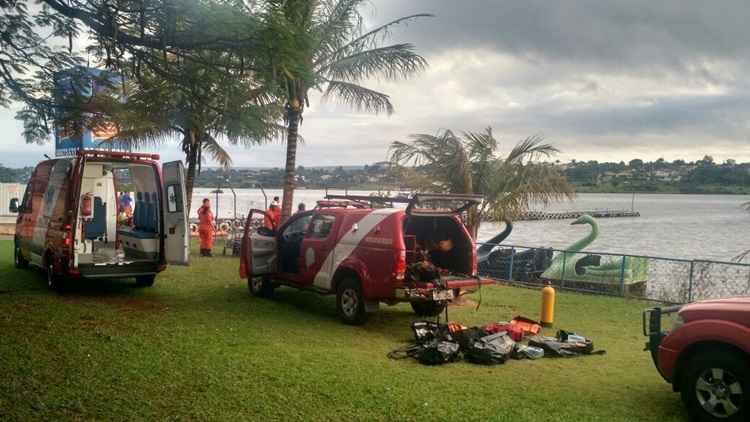 em gramado próximo ao lago, viaturas dos bombeiros fazem resgate de homem afogado