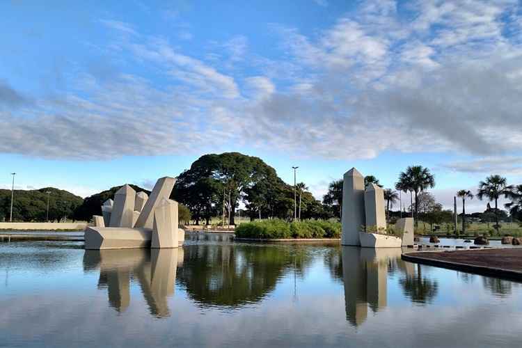 A previsão para esta segunda-feira (3/4), é que os termômetros registrem uma máxima de 28°C, e mínima de 18°C. A umidade relativa do ar deve variar de 95% a 45%.