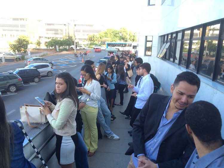 Estudantes fazem fila para acompanhar o julgamento de Vinicius Neres