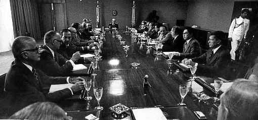 No governo Geisel, em abril de 1977, o Conselho de Segurança Nacional decidiu pelo recesso parlamentar: portas fechadas por duas semanas