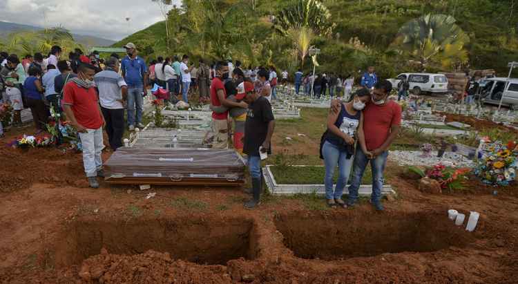 As pessoas utilizam máscaras para evitar a poeira provocada pelo barro e a lama. Santos informou que pelo menos 100 corpos foram entregues às famílias para o sepultamento