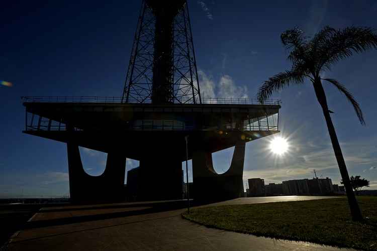 A mínima deve marcar 19°C, enquanto a máxima pode chegar a 29°C nos períodos mais quentes da tarde. A umidade relativa do ar pode variar de 45% a 95%.