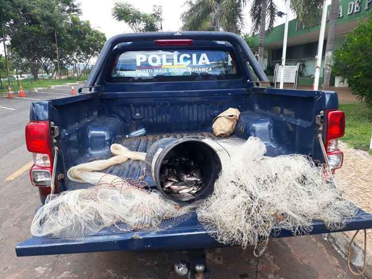 De acordo com a PM, os dois homens não tinham licença e utilizam material proibido