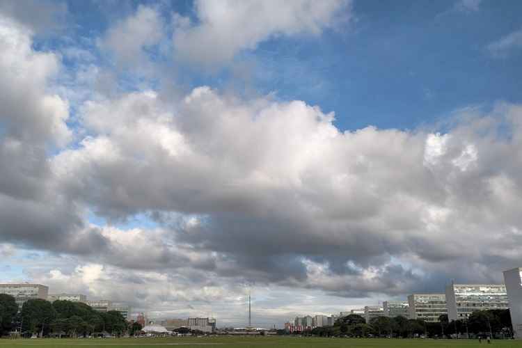 Os termômetros devem marcar temperatura máxima de 29°C, enquanto a mínima pode chegar a 19°C. A umidade relativa do ar pode variar de 55% a 95%.