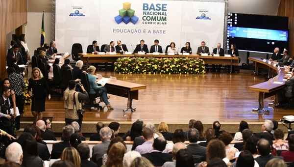 Evento de entrega da 3ª versão da BNCC ocorre no prédio do CNE, em Brasília