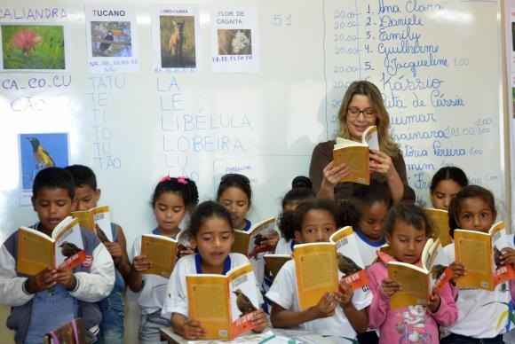 De acordo com a Base Nacional Comum Curricular, até o 2º ano do ensino fundamental, geralmente aos 7 anos, os estudantes deverão ser capazes de ler e escrever