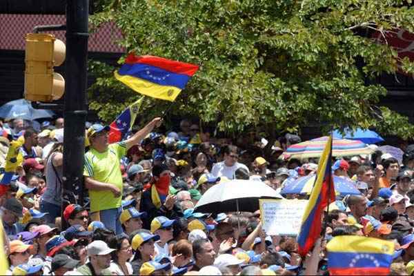 Os  manifestantes acusam Maduro de liderar uma 