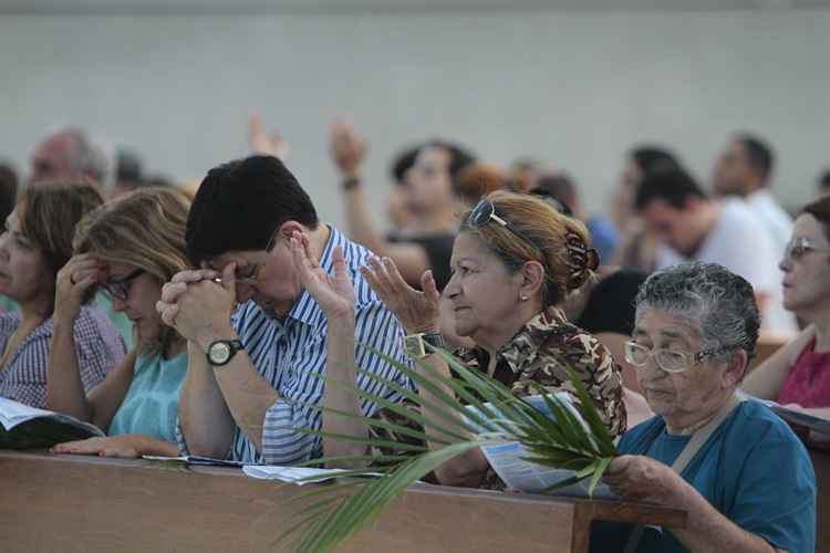 Do lado de fora da Catedral, um grupo formado por mais de 30 atores da comunidade católica Shalom encenava a morte e a paixão de Cristo após cada missa