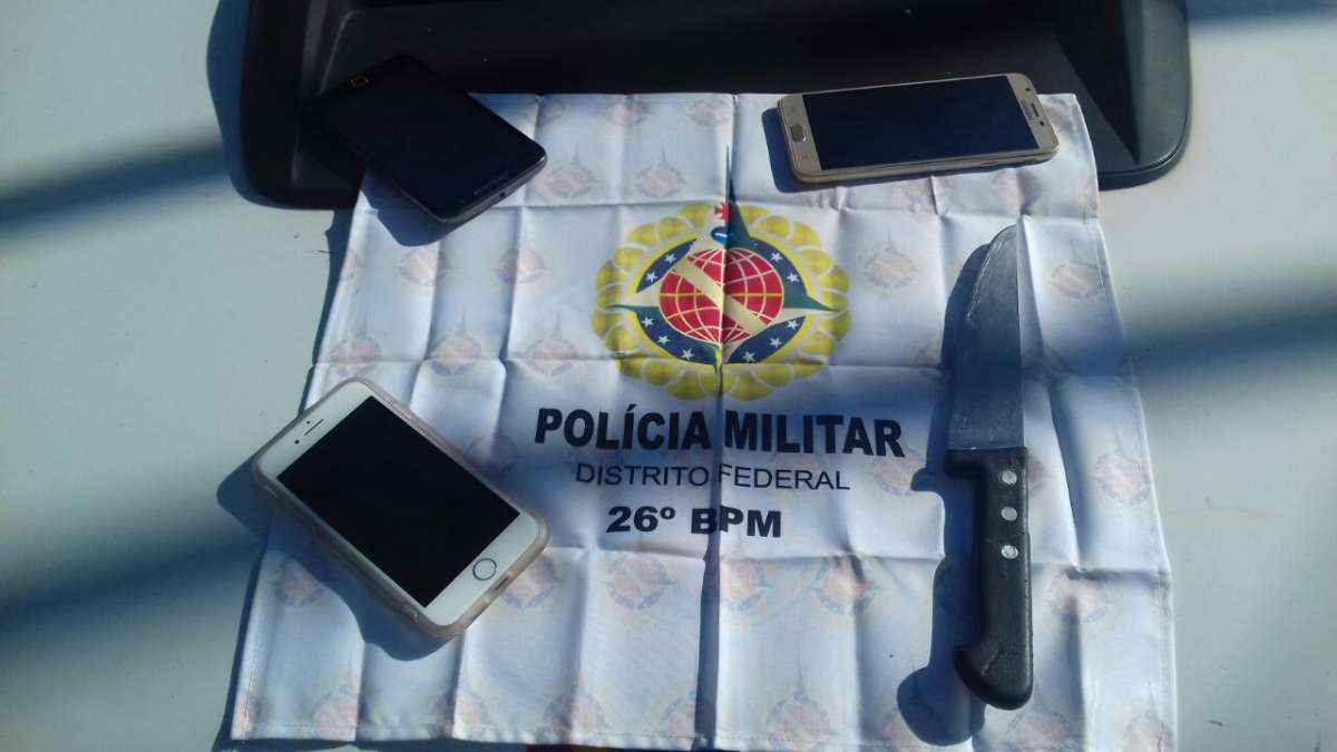 Além dos celulares, a polícia apreendeu um facão. Os aparelhos foram levados durante o evento Meu Eixão