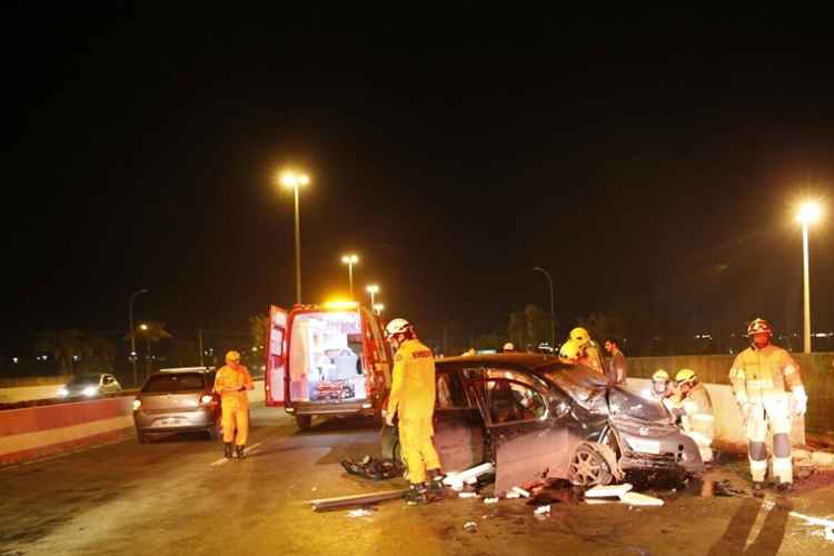 Honda Civic que bateu contra uma mureta perto da Ponte JK