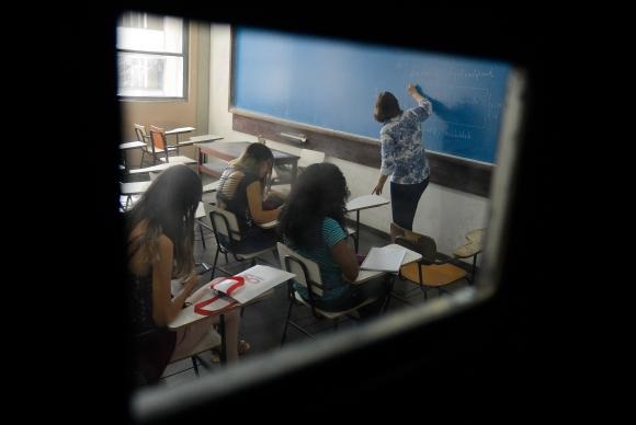 Alunos participam de aula na Universidade Estadual do Rio de Janeiro após três meses de paralisação