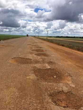 Trecho da DF-130 totalmente esburacado: prejuízo para motoristas