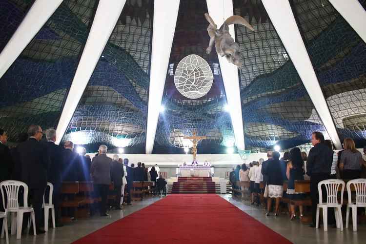 Políticos importantes estiveram na catedral, como o ministro Moreira Franco e os ex-deputados Sigmaringa Seixas e Paulo Delgado