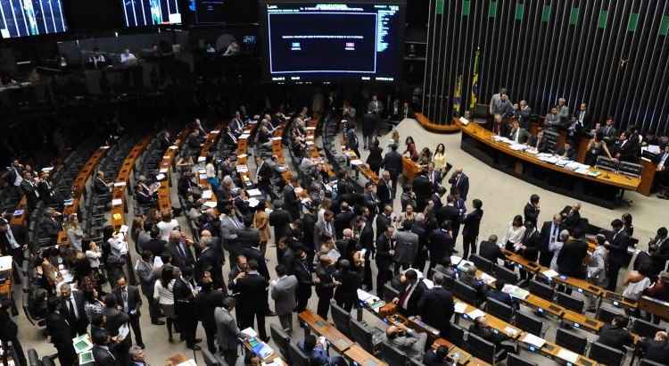 O levantamento também mostrou que 70 deputados são a favor, mas com alteração da idade mínima para mulheres e 54 apoiam as mudanças mas com alteração da idade mínima para homens