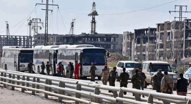 Quase 300 pessoas, incluindo muitos combatentes, deixaram na quarta-feira a cidade de Zabadani, Serghaya e Jabal Sharqi, cercadas pelas forças do regime na província de Damasco, segundo o Observatório Sírio dos Direitos Humanos