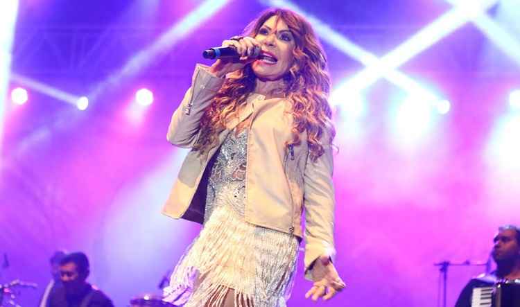 Elba Ramalho durante show na celebração do 57º aniversário de Brasília