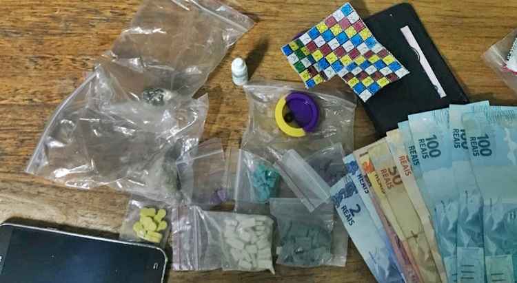 Mais de R$ 580, além de diversos tipos de droga, foram apreendidos pela PMDF