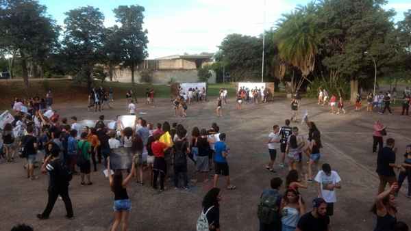 Festa com farinha e ovos começou na UnB