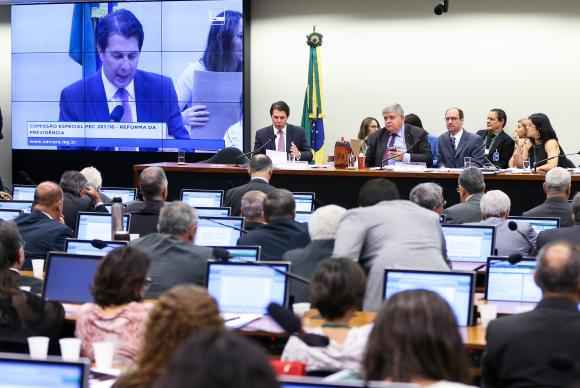 O deputado Arthur Maia apresenta seu relatório na Comissão Especial que analisa a proposta de emenda à Constituição 287/16, da reforma da Previdência