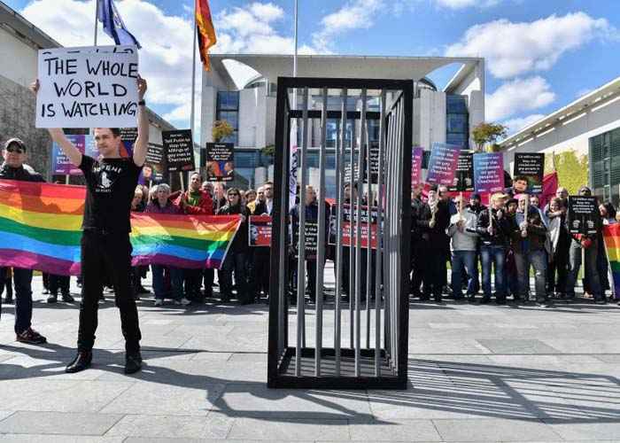 A manifestação é contra a perseguição de gays na Chechênia, país onde a homossexualidade é crime passível de morte