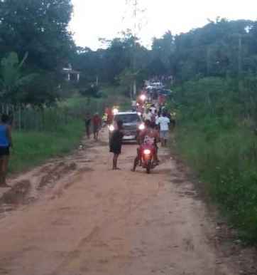 Ao fundo, um carro de polícia junto ao grupo