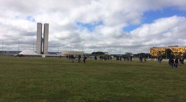 Manifestantes começam a chegar ao gramado da Esplanada