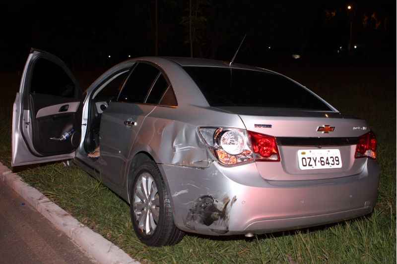 Carro amassado e com a porta aberta