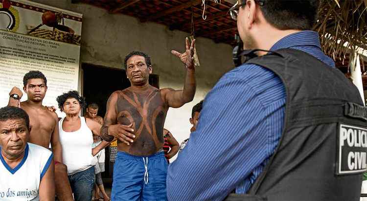 Índios do município de Viana, no Maranhão, conversam com policiais depois do ataque de fazendeiros: pelo menos 13 feridos, com dois considerados em estado grave