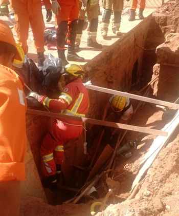 Segundo o Corpo de Bombeiros, a vítima foi socorrida consciente, apenas com escoriações leves. Acidente aconteceu na obra em que ele trabalhava