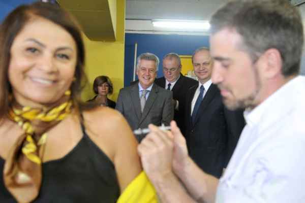 Com a participação do governador de Brasília, Rodrigo Rollemberg, do ministro da Saúde, Ricardo Barros, e do secretário de Saúde, Humberto Fonseca, docentes da Escola Classe 302 Norte foram vacinados