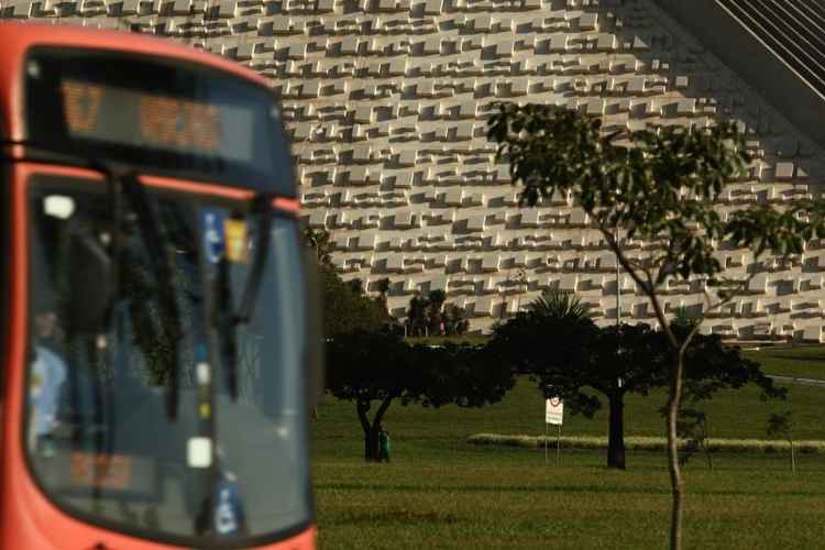 Os trabalhadores querem fazer a reposição das horas em dia de feriado. As empresas têm 48 horas para se manifestar sobre a oferta de negociação